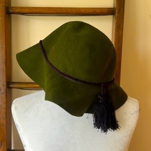 Deborah Rhodes Vintage 🌳 Forest Green👒 Wool Hat w/Black Tassels. Made in USA.